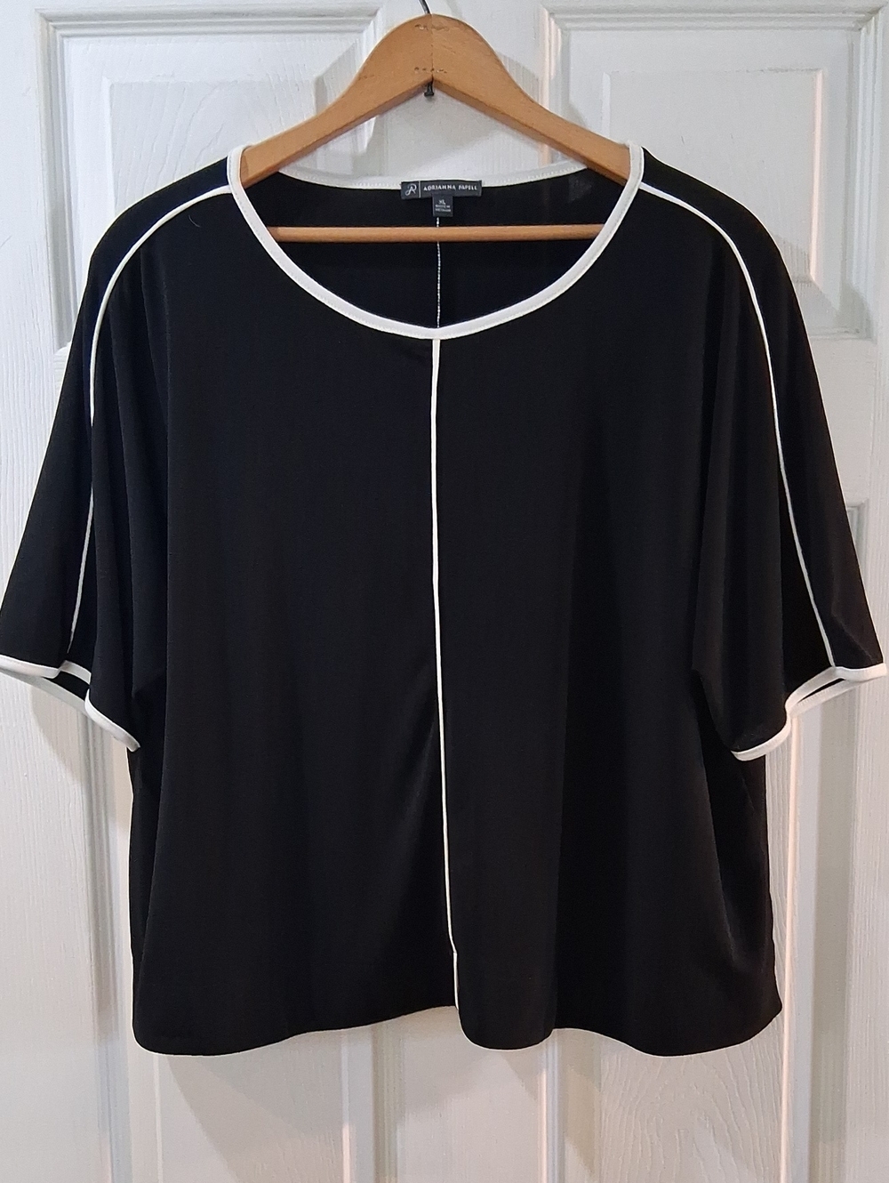 Adrianna Papell Black Short-Sleeve Top with White Piping Stretchy